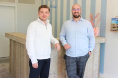 Egal ob Kurztrip oder ausgedehnter Urlaub - bei Robin Friedrichs (lks.) und Tim Haeske von „Ostseezeit“ findet jeder Gast sein perfektes Urlaubsdomizil.