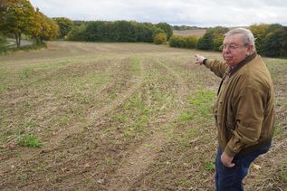 Manfred Klos zeigt auf das Gelände, auf dem sich vielleicht schon bald junge Familien den Traum von einem Garten erfüllen können.