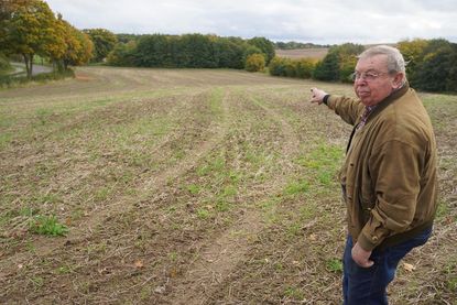Manfred Klos zeigt auf das Gelände, auf dem sich vielleicht schon bald junge Familien den Traum von einem Garten erfüllen können.