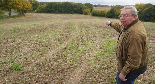 Manfred Klos zeigt auf das Gelände, auf dem sich vielleicht schon bald junge Familien den Traum von einem Garten erfüllen können.