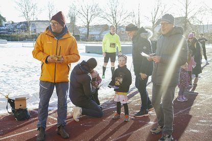 Sven Muchow (lks.) vom reporter und Peter Massny vom TSV verteilten fleißig Gummibärchen nach dem Bambini-Lauf.