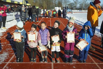 Das sind die besten Läuferinnen und Läufer von Morgen. Für sie ging es zwei Runden um den Sportplatz.
