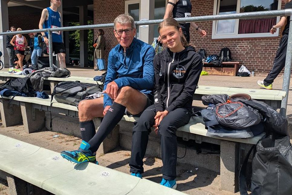 Peter Massny und Pia Feline Loors vor dem Wettkampf für die Leichtathleten des TSV Neustadt.