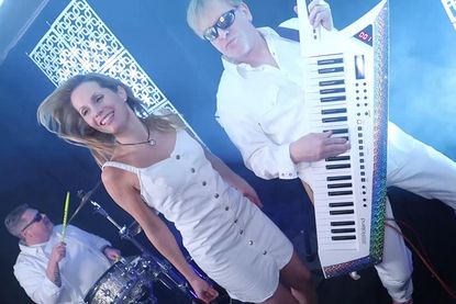 Die Band "Metro Lounge" sorgt am Samstagabend für gute Laune.