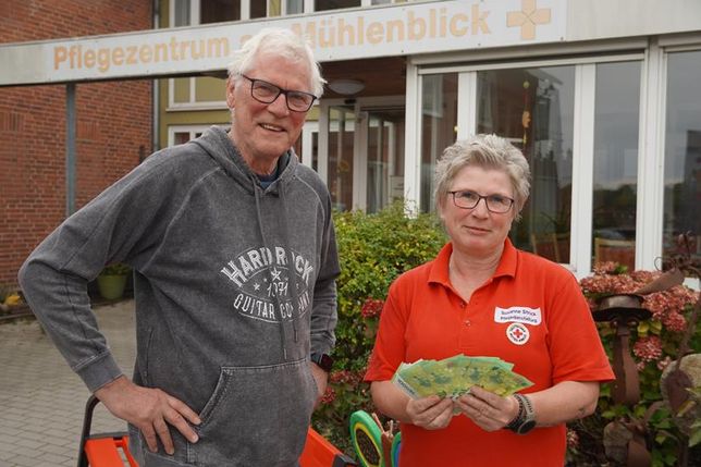 Uwe Muchow vom reporter übergab die Spende stellvertretend für den anonymen Spender an Pflegedienstleitung Susanne Struck.