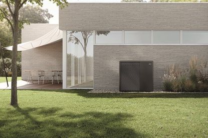 Die Basis für ein nachhaltiges und kostensparendes Heizsystem ist eine effiziente Wärmepumpe. Das Luft/Wasser-Modell x-change dynamic pro erfüllt mit drei Leistungsklassen und hohen COP-Werten verschiedenste Anforderungen im Ein- und Mehrfamilienhausbereich.