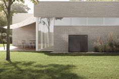 Die Basis für ein nachhaltiges und kostensparendes Heizsystem ist eine effiziente Wärmepumpe. Das Luft/Wasser-Modell x-change dynamic pro erfüllt mit drei Leistungsklassen und hohen COP-Werten verschiedenste Anforderungen im Ein- und Mehrfamilienhausbereich.