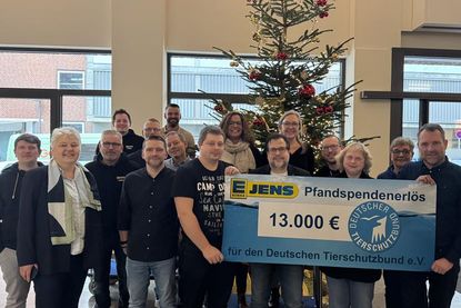 Die Geschäftsleitung und Marktleitungen der Edeka Jens Märkte sowie Ellen Kloth, Vizepräsidentin des Deutschen Tierschutzverbundes (2. v. lks.).