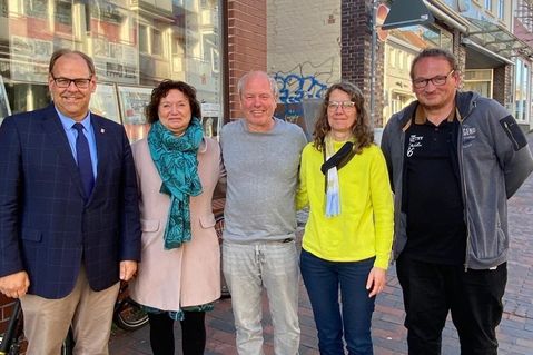 Der Vorstand mit Bürgermeister Mirko Spieckermann (lks.) mit 2. Vorsitzender Beatrix Spiegel, 1. Vorsitzenden Mano Salokat, Beisitzerin Sabine Stryga und Kassenwart Marc Bichel (v. lks.).