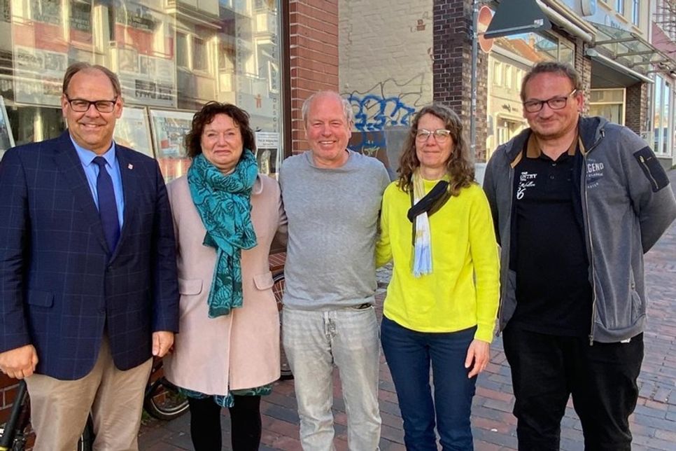 Der Vorstand mit Bürgermeister Mirko Spieckermann (lks.) mit 2. Vorsitzender Beatrix Spiegel, 1. Vorsitzenden Mano Salokat, Beisitzerin Sabine Stryga und Kassenwart Marc Bichel (v. lks.).
