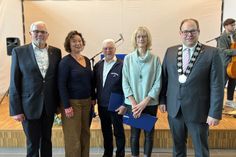 Stellvertretender Bürgervorsteher Otto Stoehr (lks.) und Bürgermeister Mirko Spieckermann (re.) mit den Ehrennadelträgerinnen und -trägern Beatrix Spiegel, Hans-Dieter Skopyrla und Stefanie Bünning (Mi. v. lks.).