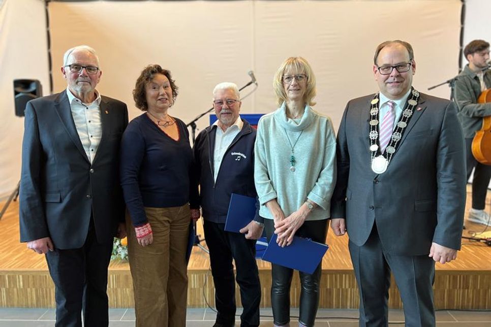 Stellvertretender Bürgervorsteher Otto Stoehr (lks.) und Bürgermeister Mirko Spieckermann (re.) mit den Ehrennadelträgerinnen und -trägern Beatrix Spiegel, Hans-Dieter Skopyrla und Stefanie Bünning (Mi. v. lks.).