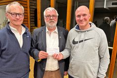 Hans-Christian Görrissen und Heiko Struck überreichen den diesjährigen Erlös des Oldie-Fun-Cups in Höhe von 4.000 Euro an Pastor Jörn Lauenroth, der den Betrag für die „meet and eat“-Treffen einsetzen möchte. Die Treffen gibt es seit zwei Jahren, organisiert von der Ev.-Luth. Kirchengemeinde Oldenburg in Holstein, in regelmäßigen Abständen. Derzeit nehmen rund 80 Personen aller Altersschichten am Angebot „meet and eat“ teil und freuen sich über die Geselligkeit beim gemeinsamen Mahl.