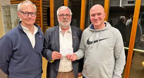 Hans-Christian Görrissen und Heiko Struck überreichen den diesjährigen Erlös des Oldie-Fun-Cups in Höhe von 4.000 Euro an Pastor Jörn Lauenroth, der den Betrag für die „meet and eat“-Treffen einsetzen möchte. Die Treffen gibt es seit zwei Jahren, organisiert von der Ev.-Luth. Kirchengemeinde Oldenburg in Holstein, in regelmäßigen Abständen. Derzeit nehmen rund 80 Personen aller Altersschichten am Angebot „meet and eat“ teil und freuen sich über die Geselligkeit beim gemeinsamen Mahl.