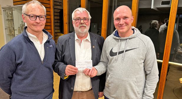 Hans-Christian Görrissen und Heiko Struck überreichen den diesjährigen Erlös des Oldie-Fun-Cups in Höhe von 4.000 Euro an Pastor Jörn Lauenroth, der den Betrag für die „meet and eat“-Treffen einsetzen möchte. Die Treffen gibt es seit zwei Jahren, organisiert von der Ev.-Luth. Kirchengemeinde Oldenburg in Holstein, in regelmäßigen Abständen. Derzeit nehmen rund 80 Personen aller Altersschichten am Angebot „meet and eat“ teil und freuen sich über die Geselligkeit beim gemeinsamen Mahl.