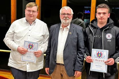 Kevin Knees und Marlon Wanders werden von Heiko Struck für ihren unermüdlichen Einsatz auf dem OSV-Sportplatz geehrt. „Wann immer man den Platz betritt, Kevin und Marlon sind schon für die Fußballer im Einsatz“, beschrieb der 1. Vorsitzende die Hilfsbereitschaft der beiden, auch als Betreuer-Team, schmunzelnd.