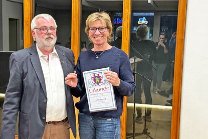Astrid Femerling wurde von Heiko Struck für ihr Engagement im Bereich Volleyball ausgezeichnet, wo sie als aktive Mitspielerin im Mixed-Team und Organisationstalent mitwirkt.