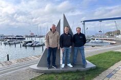 Betriebsleiter Manfred Wohnrade und das Yachthafen-Team mit Kevin Bebensee und Robin Nolte-Franzen freuen sich über die Auszeichnung.