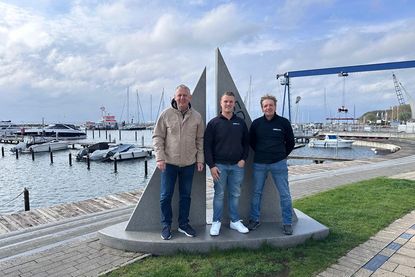 Betriebsleiter Manfred Wohnrade und das Yachthafen-Team mit Kevin Bebensee und Robin Nolte-Franzen freuen sich über die Auszeichnung.