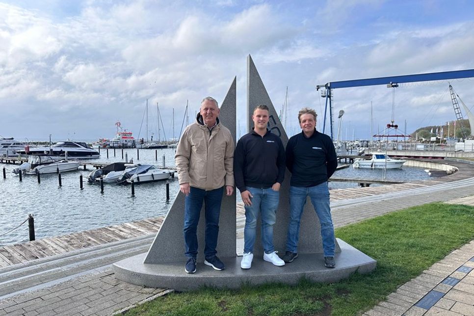 Betriebsleiter Manfred Wohnrade und das Yachthafen-Team mit Kevin Bebensee und Robin Nolte-Franzen freuen sich über die Auszeichnung.