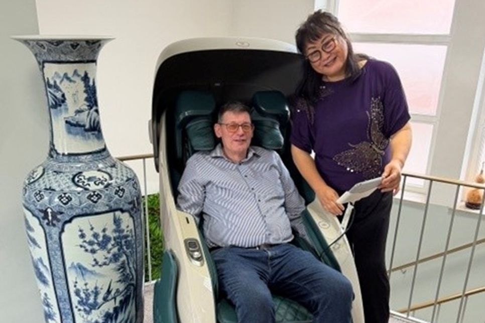 Ning und Uwe Gerdsmeier präsentieren einen ihrer hochwertigen Massagesessel.