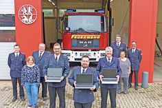 Drei Notebooks für die Freiwilligen Feuerwehren Kesdorf, Süsel und Zarnekau: Der stellvertretende Gemeindewehrführer Nils Rave, der stellvertretende Ortswehrführer Süsel Mike Cassel, der Zarnekauer Wehrführer Maik Kramp, der Süseler Wehrführer Dirk Martens, der stellvertretende Wehrführer aus Kesdorf Uwe Hinrichs, der Süseler Wehrführer Kai Nagel, der Vorsitzende des Fördervereins Timo Platz, Kassenwartin Rita Struck und Schriftführerin Sabrina Hilpert.