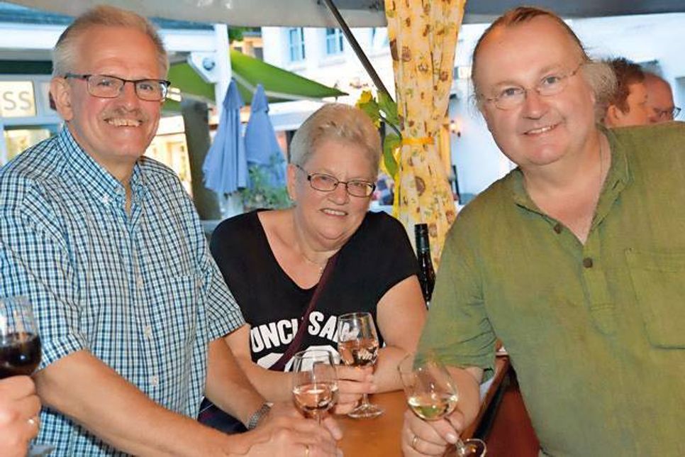 Winzer Christian Du Toit-Schmidt (r.) hat Ursula und Klaus Jansen aus dem Ruhrgebiet vor 12 Jahren auf dem Plöner Weinfest kennengelernt.