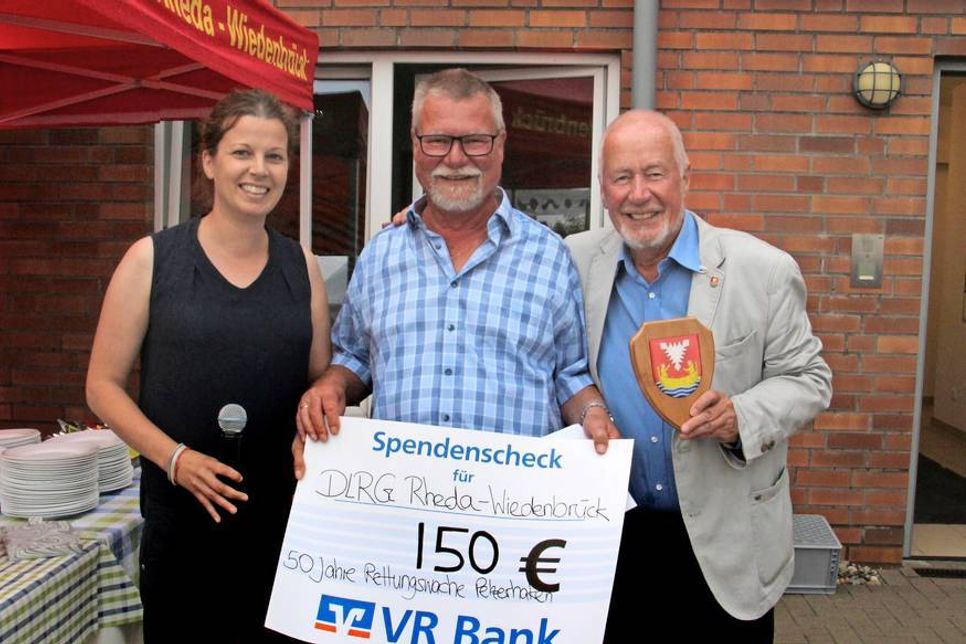 Werkleiterin des Tourismus-Service Neustadt-Pelzerhaken-Rettin Vera Heß, Hans-Albert Lange und Bürgervorsteher Sönke Sela (v. lks.).