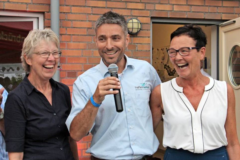 Gut gelaunt: Stephan Reil vom Tourismus-Service dankte auch den zahlreiche Ehrenamtlern im Hintergrund wie zum Beispiel Hildegard Lange (lks.) und Birgit Grochtdreis.