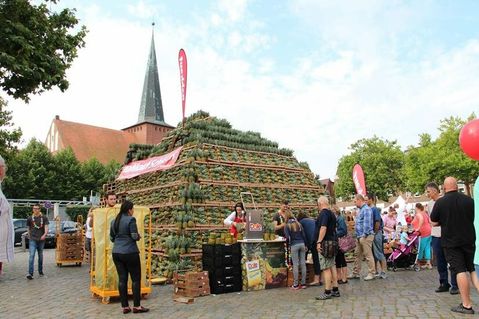 „Sei wie eine Ananas, stehe aufrecht und trage eine Krone“, ist seit dem Aktionstag  mit der Ananas-Paramide das Motto von Denis Schlüter.