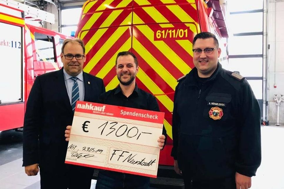 Dennis Schlüter bei der Spendenübergabe mit Bürgermeister Mirko Spieckermann und Wehrführer Alexander Wengelewski.