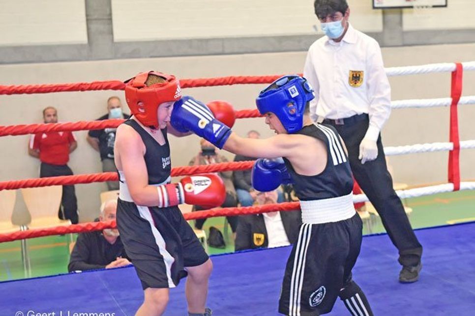 Viele klare Treffer von Telman Melkonyan, hier mit blauem Kopfschutz (Boxclub Preetz) führten zum verdienten Sieg.