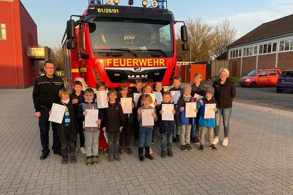 15 glückliche Kinderfeuerwehraugen mit Stadtwehrführer Alexander Wengelewski (lks.) und Leiterin Kinderfeuerwehr Vanessa Thurm (re.).