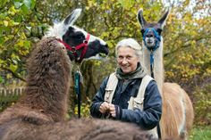 Ines Schneider mit Lamas. (Foto: Swen Wied)