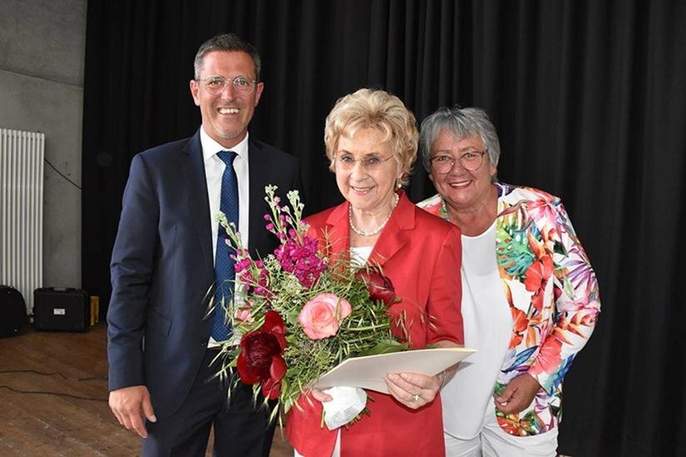 Bürgermeister Thomas Keller und Bürgervorsteherin Gaby Spiller ehrten Renate Flöter (Mitte) für ihr ehrenamtliches Engagement.