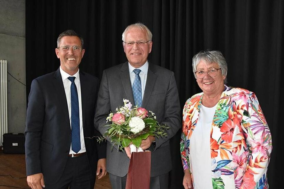 Ratekaus Bürgermeister Thomas Keller (links) und Bürgervorsteherin Gaby Spiller mit Landrat Reinhard Sager.