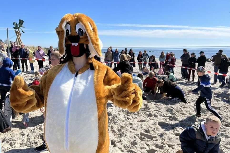Auch der Osterhase war vor Ort und gab den Kindern hilfreiche Tipps.
