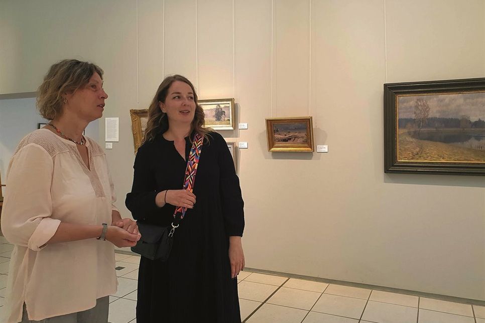 Museumsleiterin Sabine Behrens, und Anna Pu¯tele, die Kuratorin der Ausstellung aus Riga
