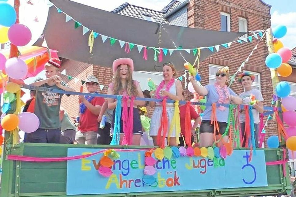 Umzug Farbenfroh wie eh und je. Der Festumzug in Ahrensbök. Auf dem Bild: Jugendtreff der Kirchengemeinde Ahrensbök
