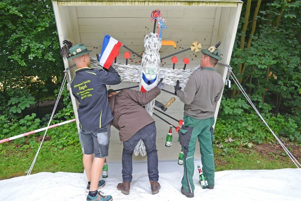 Drei Mann waren notwenig, um den großen Vogel auf die Stange zu setzen: Max Krakow, Jannic Strehse und Gunnar Schumacher