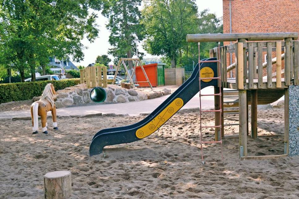 Mit dem neuen Kriechtunnel (im Hintergrund) ist der Schulhof der Grundschule Ratekau um eine weitere Pausenattraktion reicher. (Foto: Stefan Setje-Eilers)