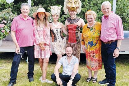 Vogelpark-Betreiber Klaus Langfeldt (rechts) und Massimo Menghini (links) mit den beiden Musical-Darstellern (Mitte), Susanne Dittmann (2.v.li.)  und Gisela Steinhardt vom Förderverein Vogelpark Niendorf/Ostsee e.V. und Vogelpark-Café-Mitarbeiter Kristian (vorne).