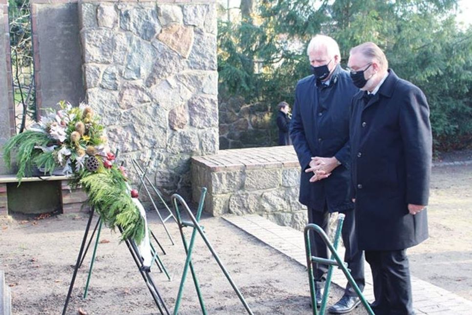 Kreispräsident Harald Werner und Landrat Reinhard Sager überbrachten den Kranz des Volksbundes der deutschen Kriegsgräberfürsorge
