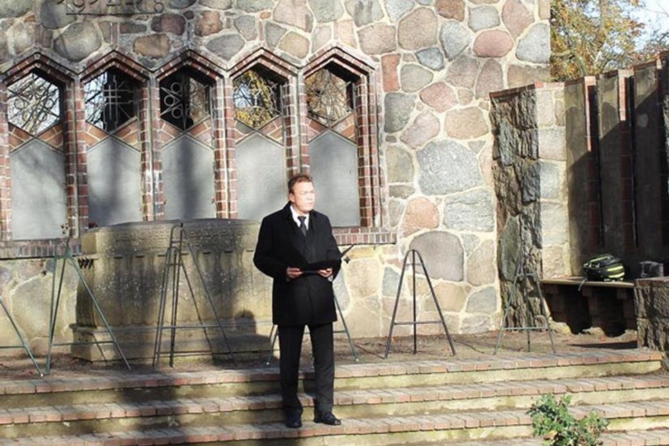 Pastoralreferent Michael Veldboer gedachte am Ehrenmal allen Kriegsgefallenen