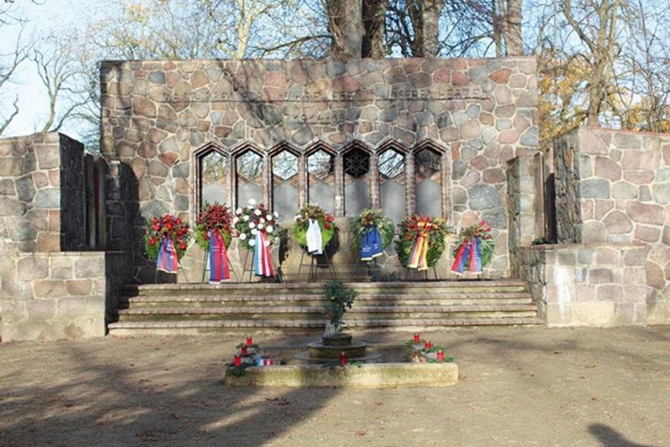 Sieben Kränze wurden am Ehrenmahl an der Oldenburger Landstraße in Eutin vom Volksbund deutscher Kriegsgräberfürsorge, von der Stadt Eutin, der Bundeswehr, der Feuerwehr, der Polizei, der Schützengilde und der Eutiner Sportvereinigung von 1908 niedergelegt.