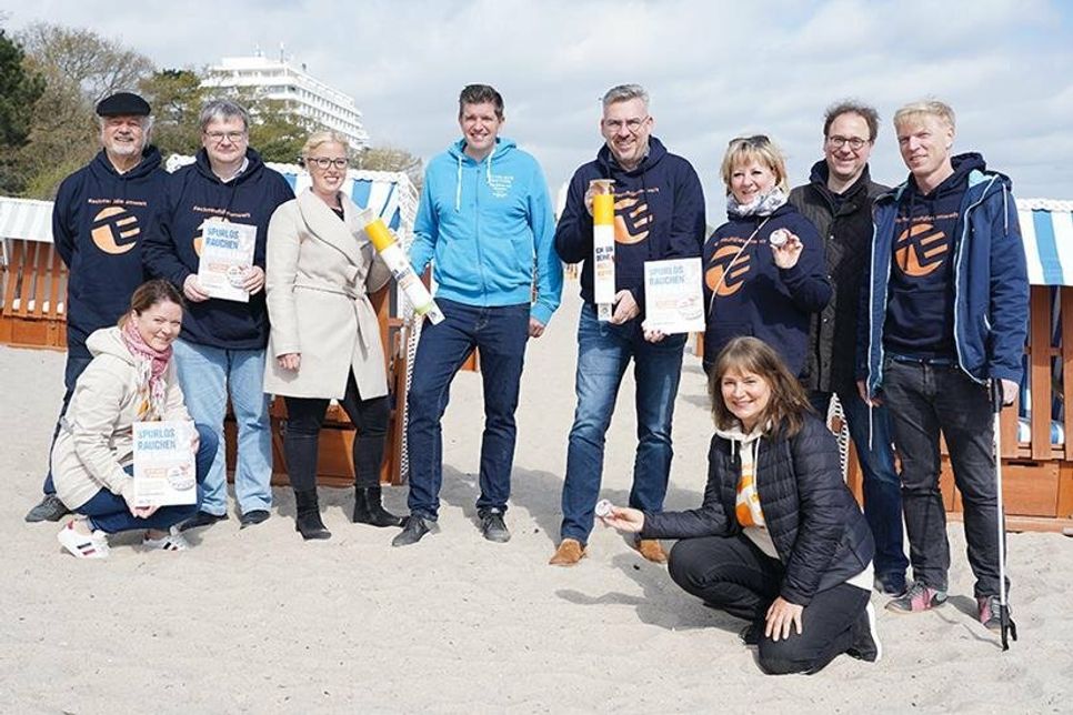 Gruppenfoto am Strand mit Strandkorbvermieterin Jasmin Voß (hinten 3.v.l.), Marcus Bade (hinten 4.v.l.) und BVTE-Jan Mücke (hinten 4.v.r.).