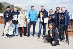 Gruppenfoto am Strand mit Strandkorbvermieterin Jasmin Voß (hinten 3.v.l.), Marcus Bade (hinten 4.v.l.) und BVTE-Jan Mücke (hinten 4.v.r.).