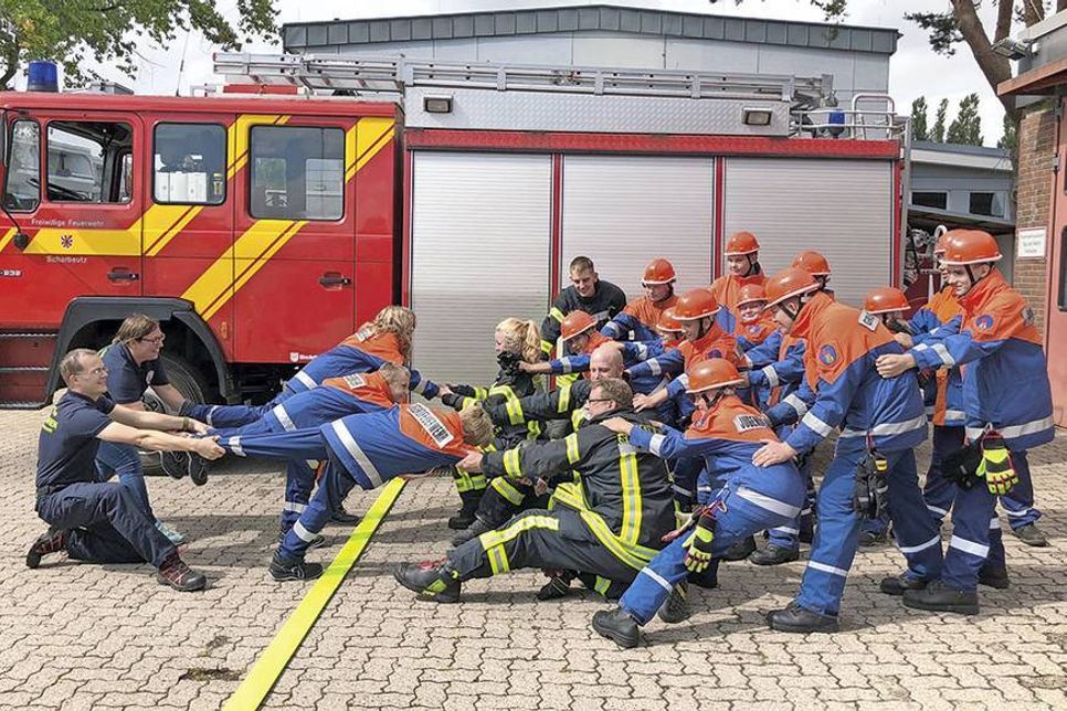 Hier halten David Siegmund, Leiter der KFS80, und Kerstin Gragert, stellv. Leiterin der KFS80, an den Kids fest, aber das Team der JFS 80 schafft es natürlich, die neuen Jugendlichen zu sich zu holen. (Foto: FFW)