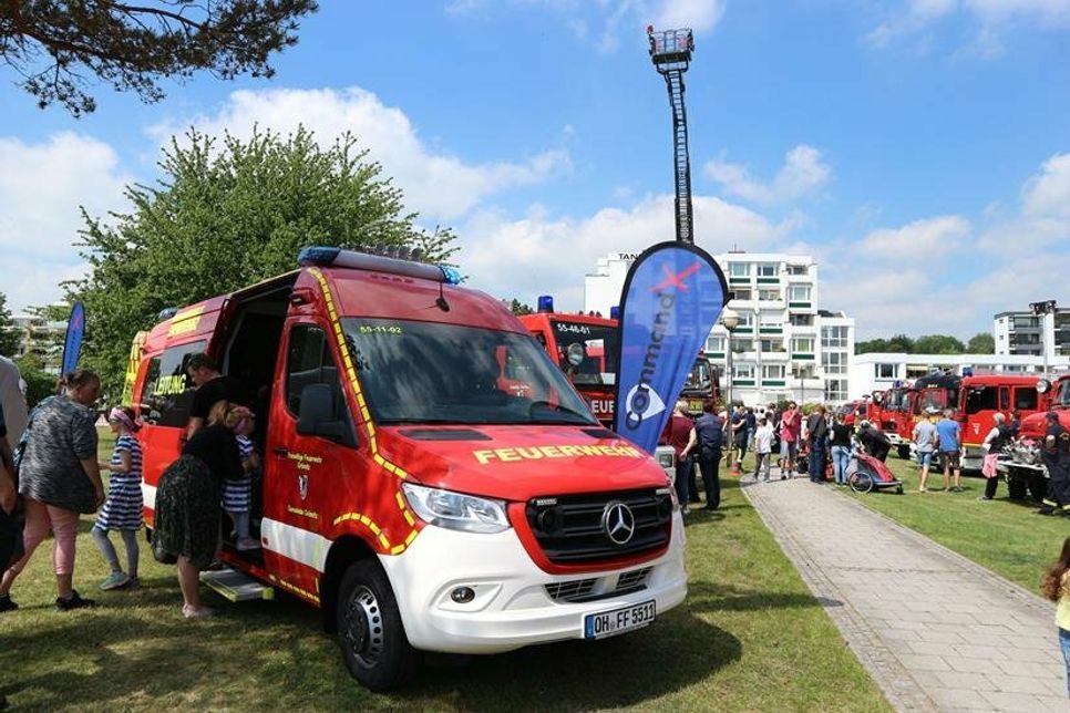 Angeboten wird unter anderem eine Besichtigung der Feuerwehrfahrzeuge.