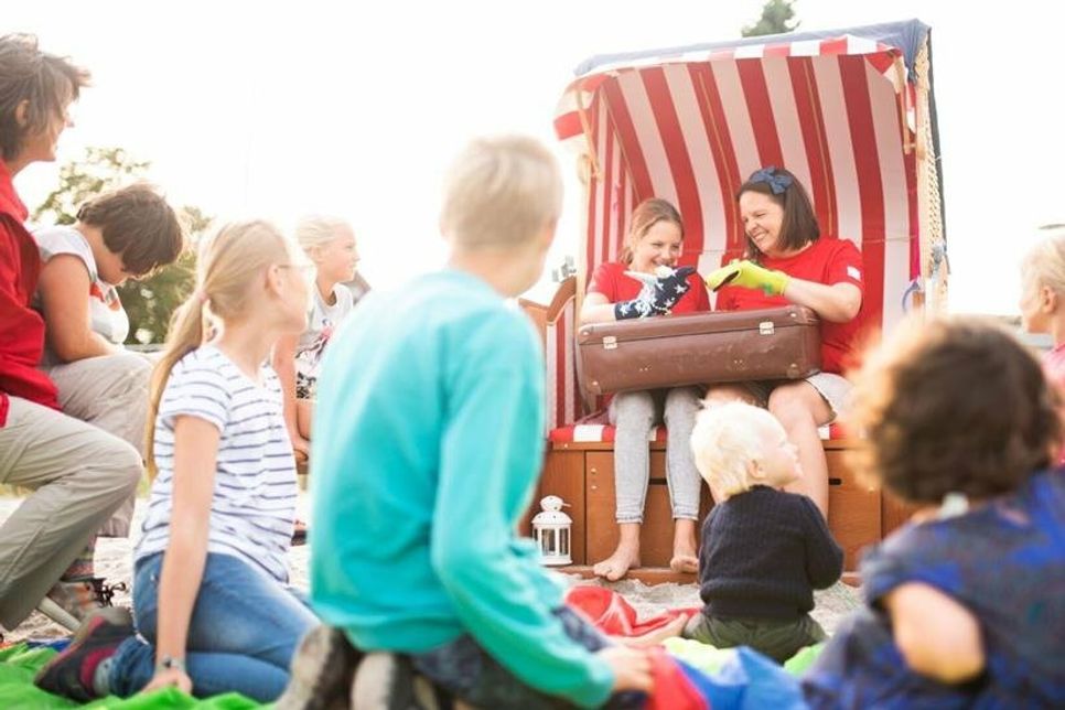 Gute Nacht Geschichten am Strand von Sierksdorf. (Foto: www.luebecker-bucht-ostsee.de)